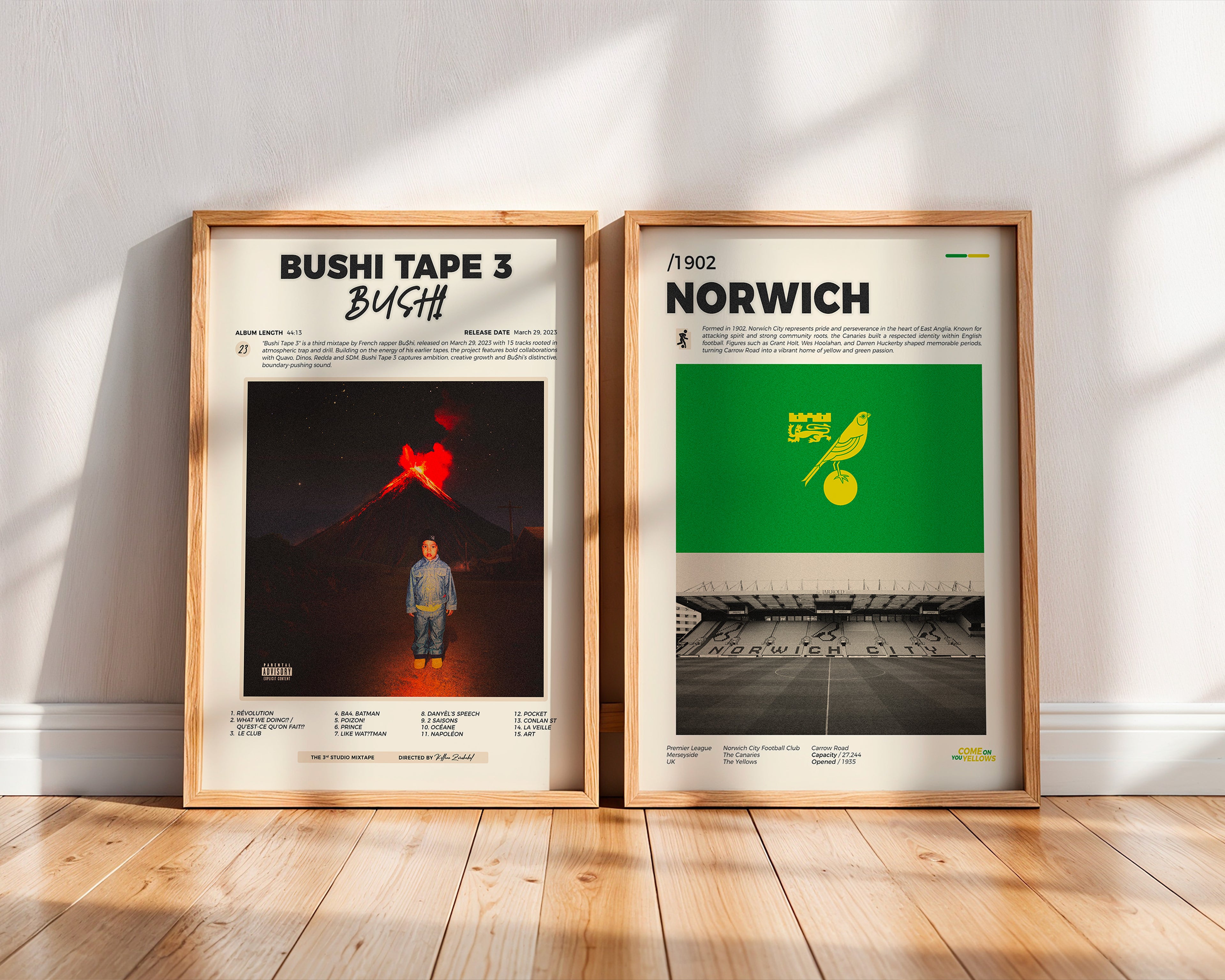 Deux posters minimalistes encadrés de football et de la musique posés contre un mur dans un intérieur moderne.