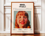 Poster minimaliste encadré de Angèle Brol posé contre un mur bien visible, décoration pop élégante.