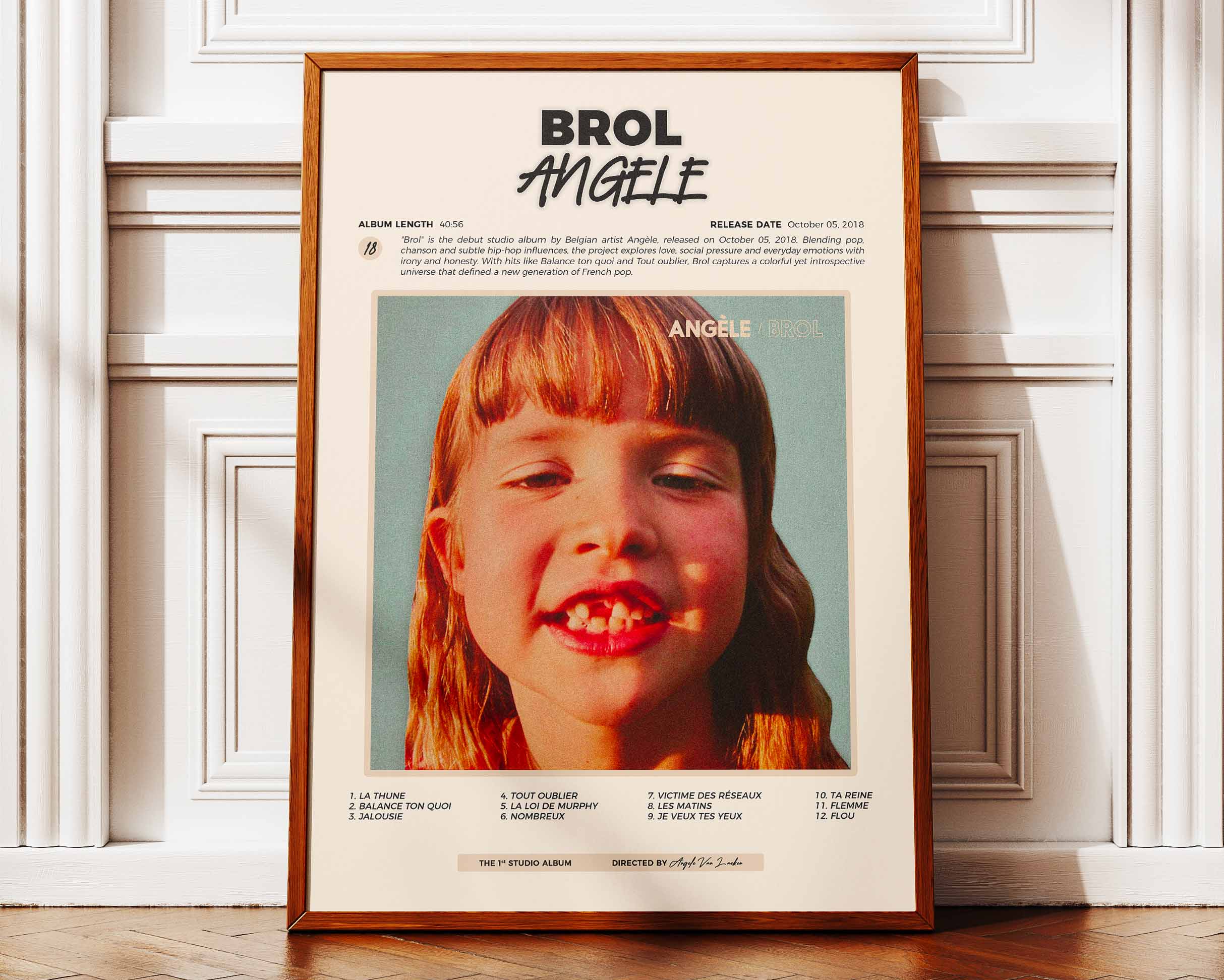 Poster minimaliste encadré de Angèle Brol posé contre un mur bien visible, décoration pop élégante.