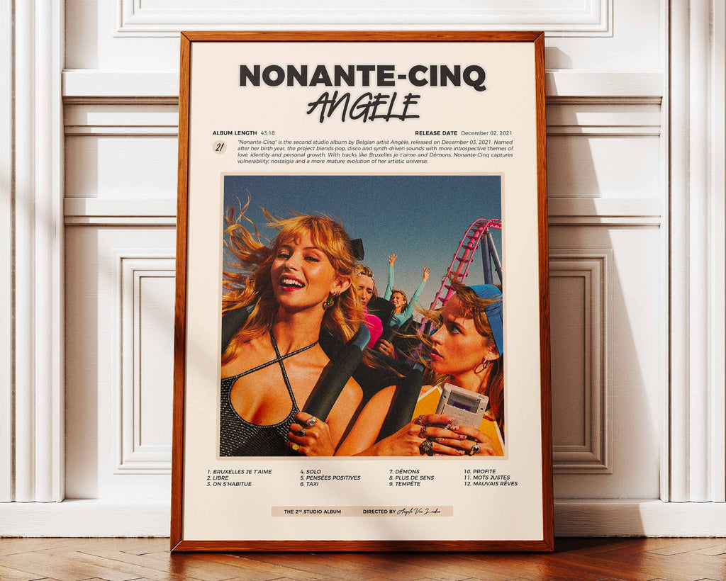 Poster minimaliste encadré de Angèle Nonante-Cinq posé contre un mur bien visible, décoration pop moderne.