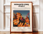 Poster minimaliste encadré de Angèle Nonante-Cinq posé contre un mur bien visible, décoration pop moderne.