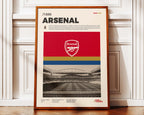 Poster minimaliste encadré d'Arsenal posé contre un mur bien visible, décoration sportive anglaise et moderne.