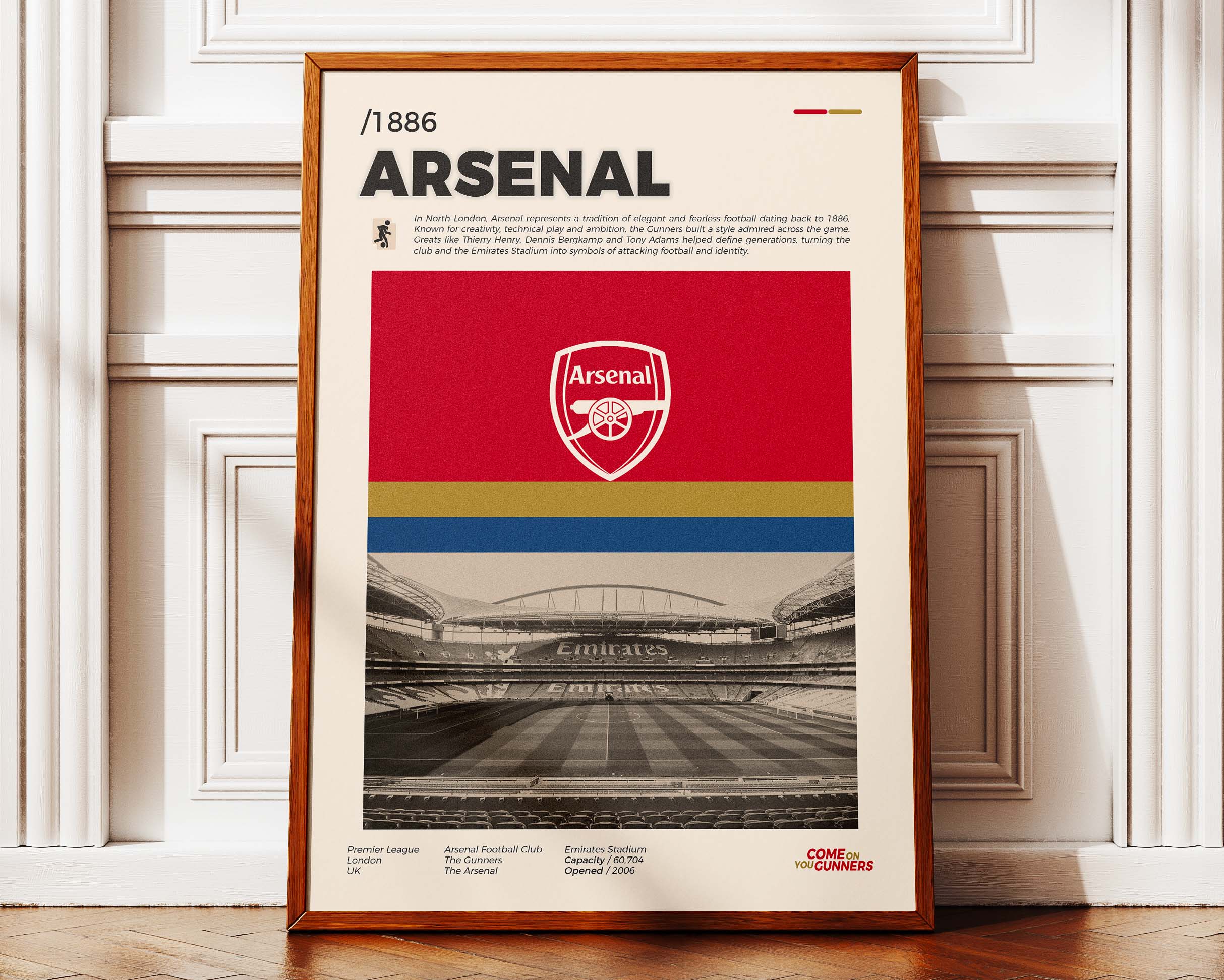 Poster minimaliste encadré d'Arsenal posé contre un mur bien visible, décoration sportive anglaise et moderne.