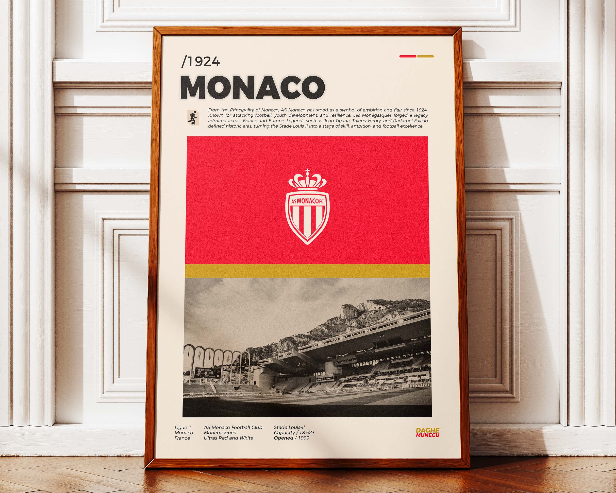 Poster minimaliste de l'affiche AS Monaco posé contre un mur, esprit Stade Louis-II et design épuré.
