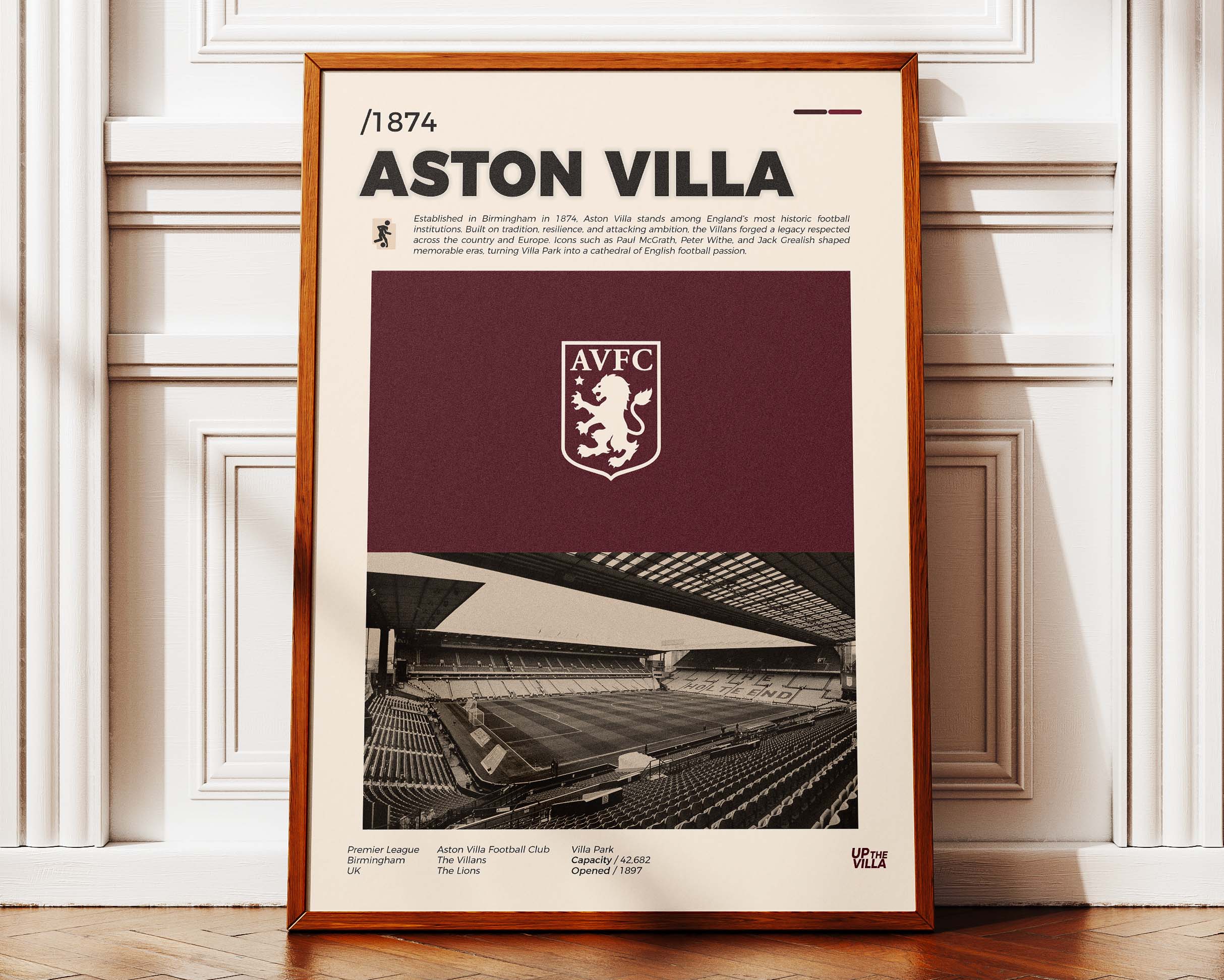 Poster minimaliste encadré de Aston Villa posé contre un mur bien visible, décoration football moderne.