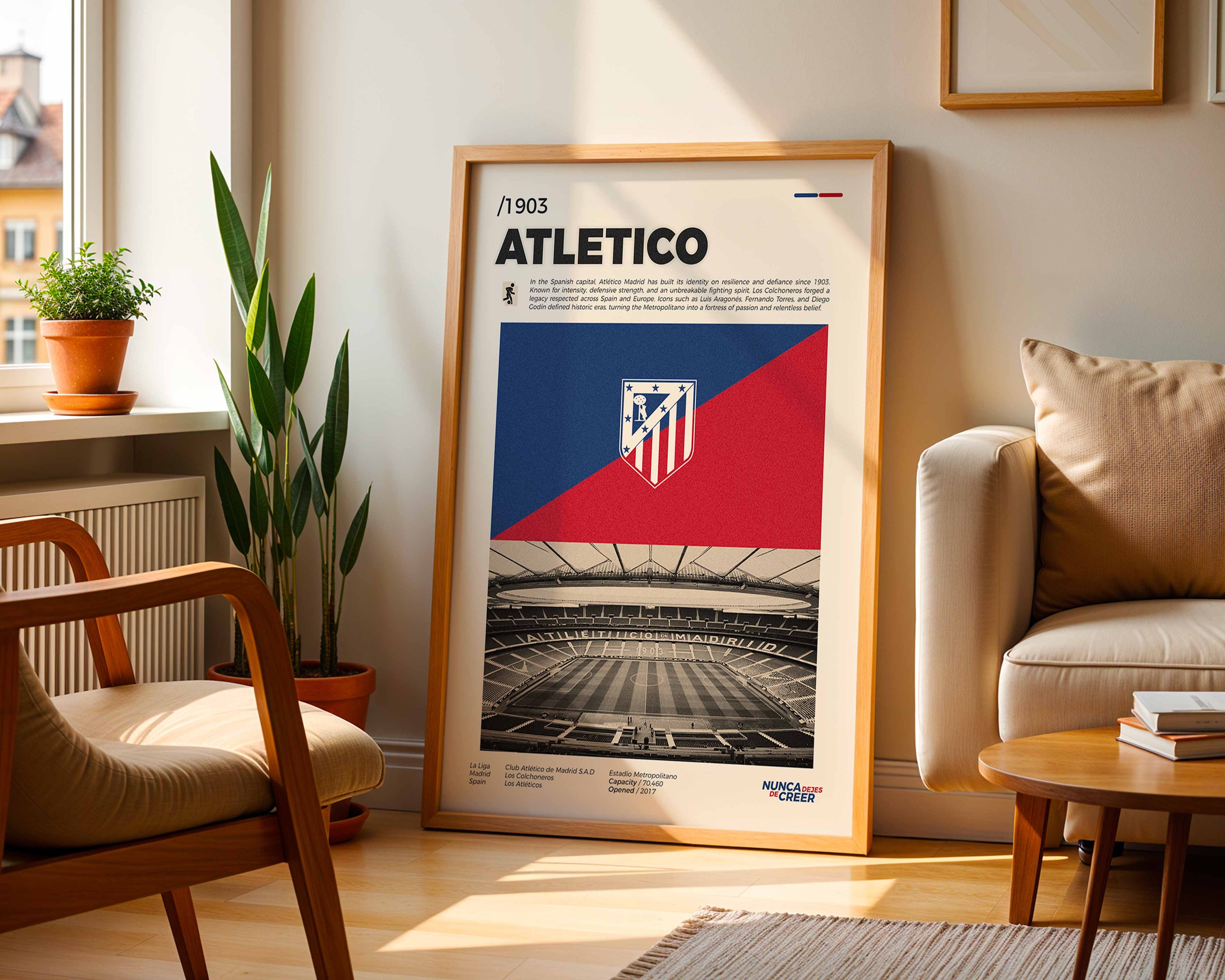 Poster minimaliste encadré de l'Atletico de Madrid posé contre un mur bien visible, décoration football espagnol.
