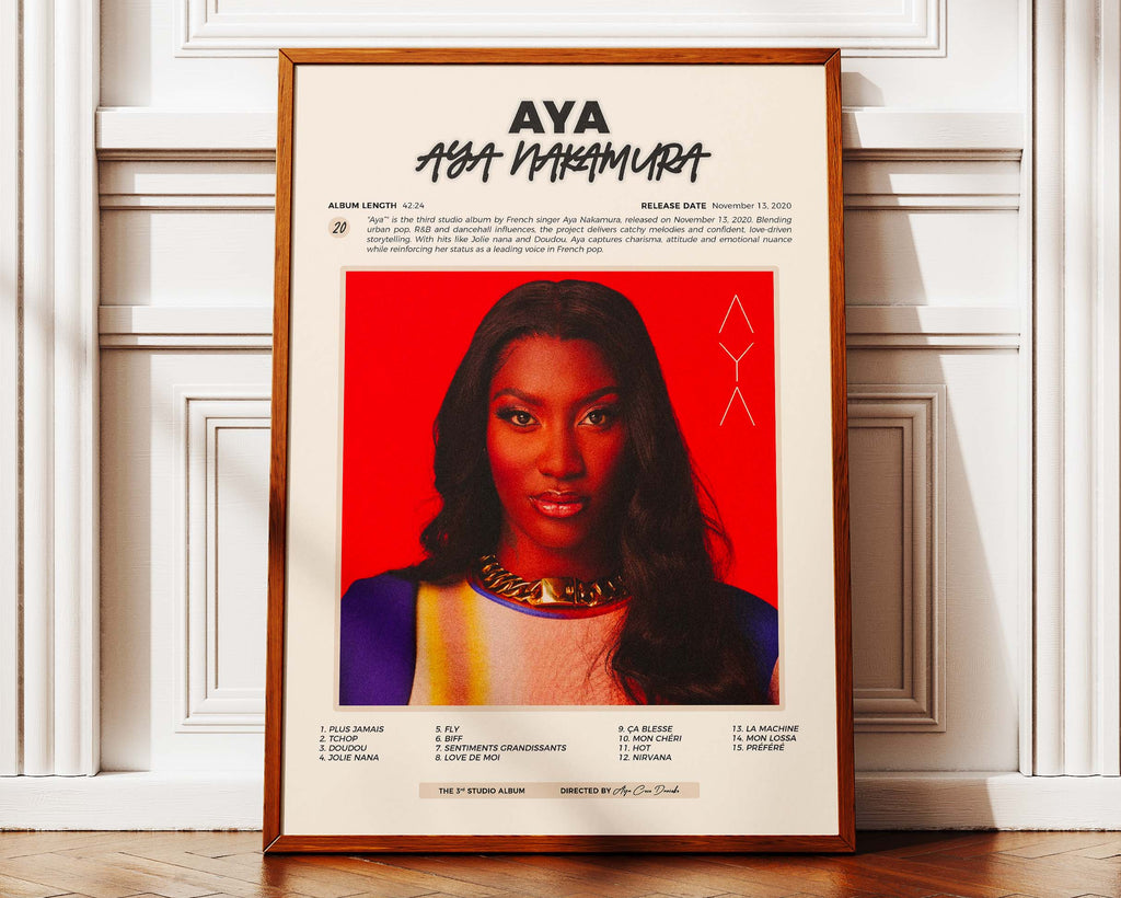 Poster minimaliste encadré de Aya Nakamura Aya posé contre un mur bien visible, décoration urbaine chic.
