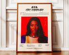 Poster minimaliste encadré de Aya Nakamura Aya posé contre un mur bien visible, décoration urbaine chic.