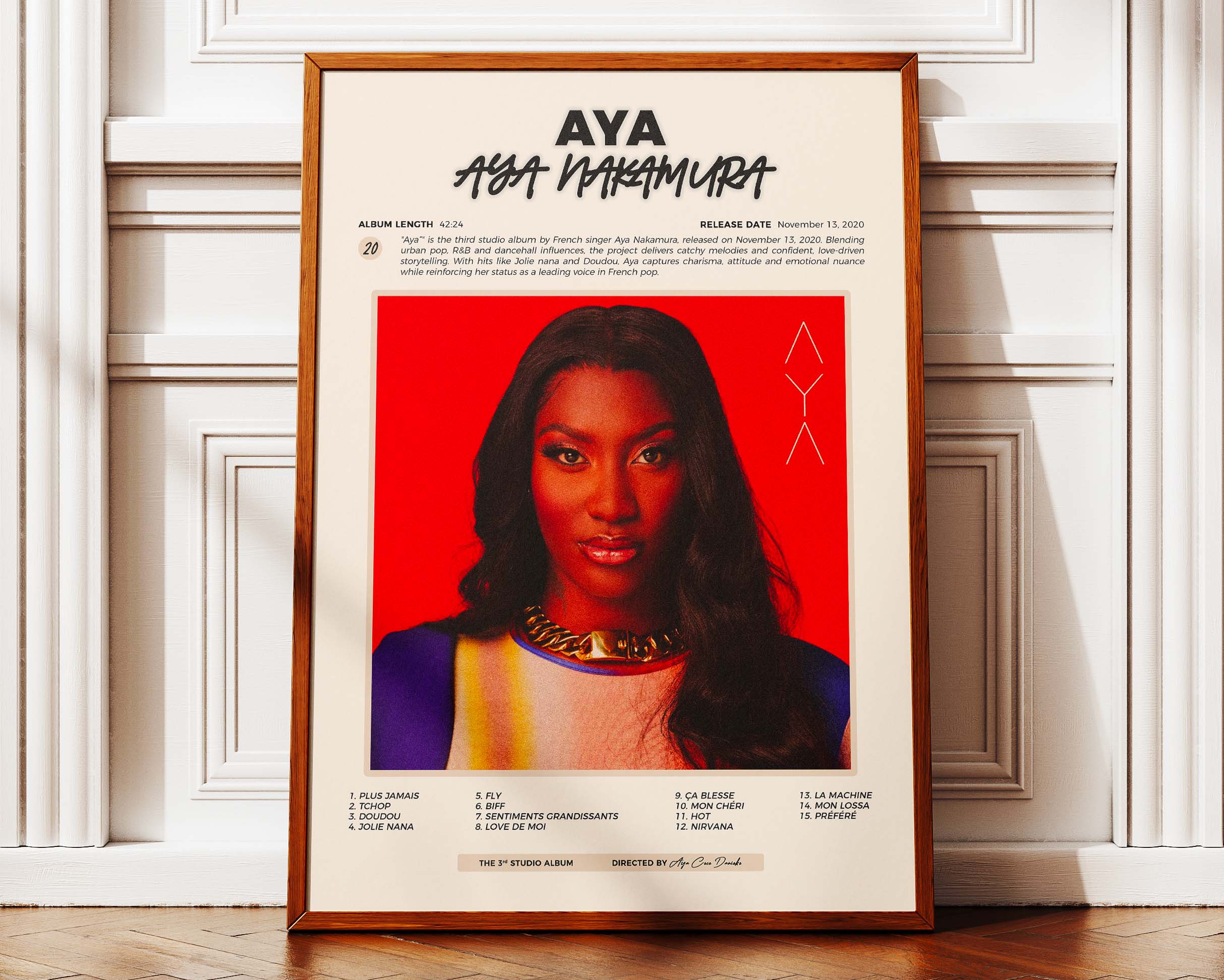 Poster minimaliste encadré de Aya Nakamura Aya posé contre un mur bien visible, décoration urbaine chic.