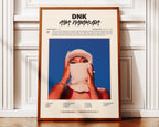 Poster minimaliste encadré de Aya Nakamura DNK posé contre un mur bien visible, décoration moderne et chic.