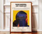 Poster minimaliste encadré de Aya Nakamura Nakamura posé contre un mur bien visible, décoration pop moderne.
