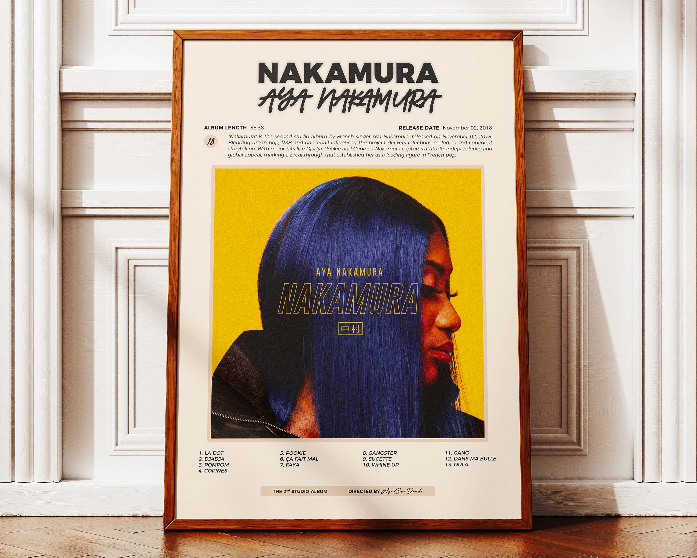 Poster minimaliste encadré de Aya Nakamura Nakamura posé contre un mur bien visible, décoration pop moderne.