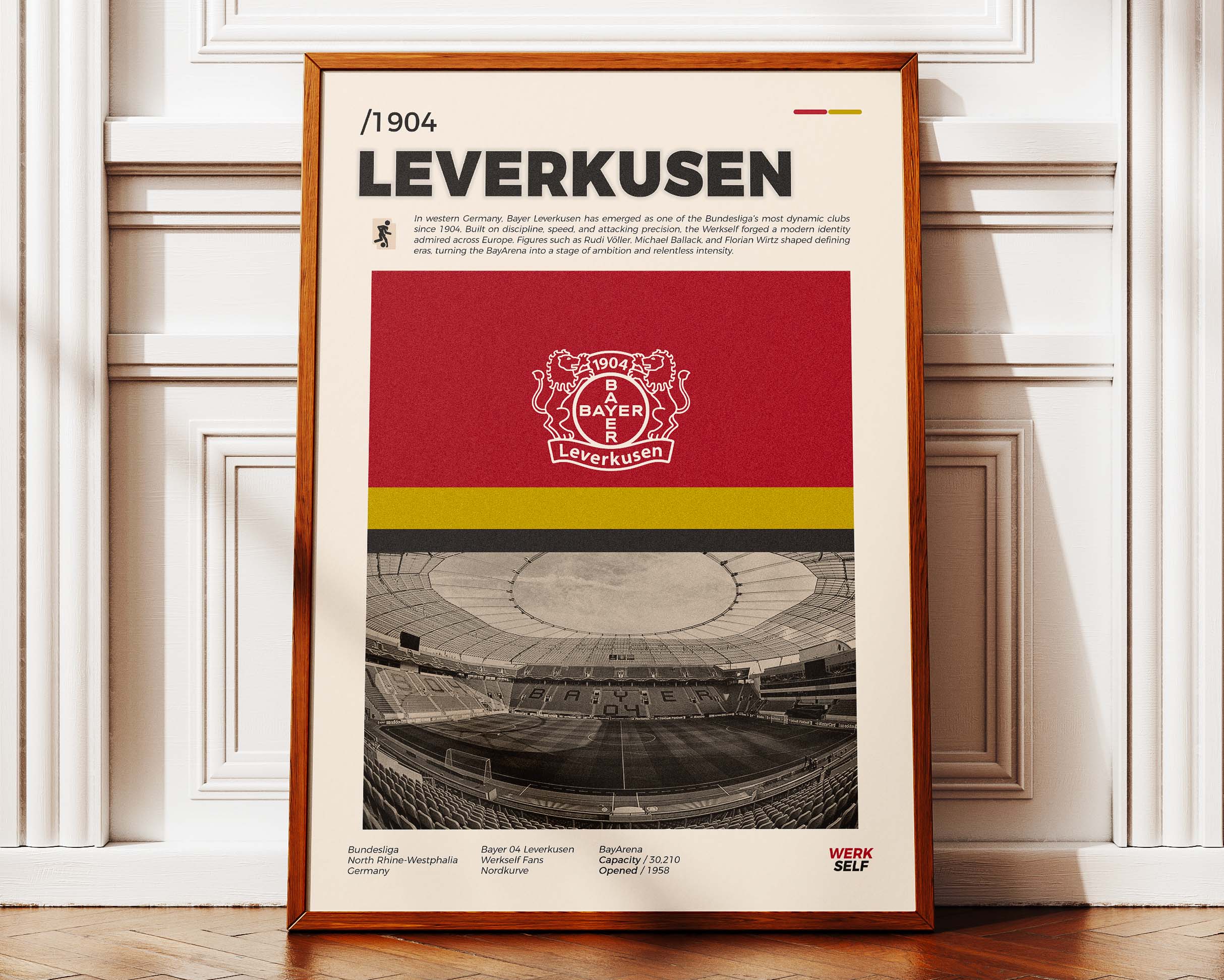 Poster minimaliste de l'affiche Bayer Leverkusen posé contre un mur avec mention de la BayArena, déco football.