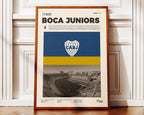 Poster minimaliste encadré de Boca Juniors posé contre un mur bien visible, décoration football argentin.
