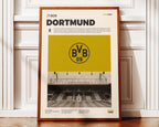 Poster minimaliste encadré de Dortmund posé contre un mur bien visible, décoration football allemande.