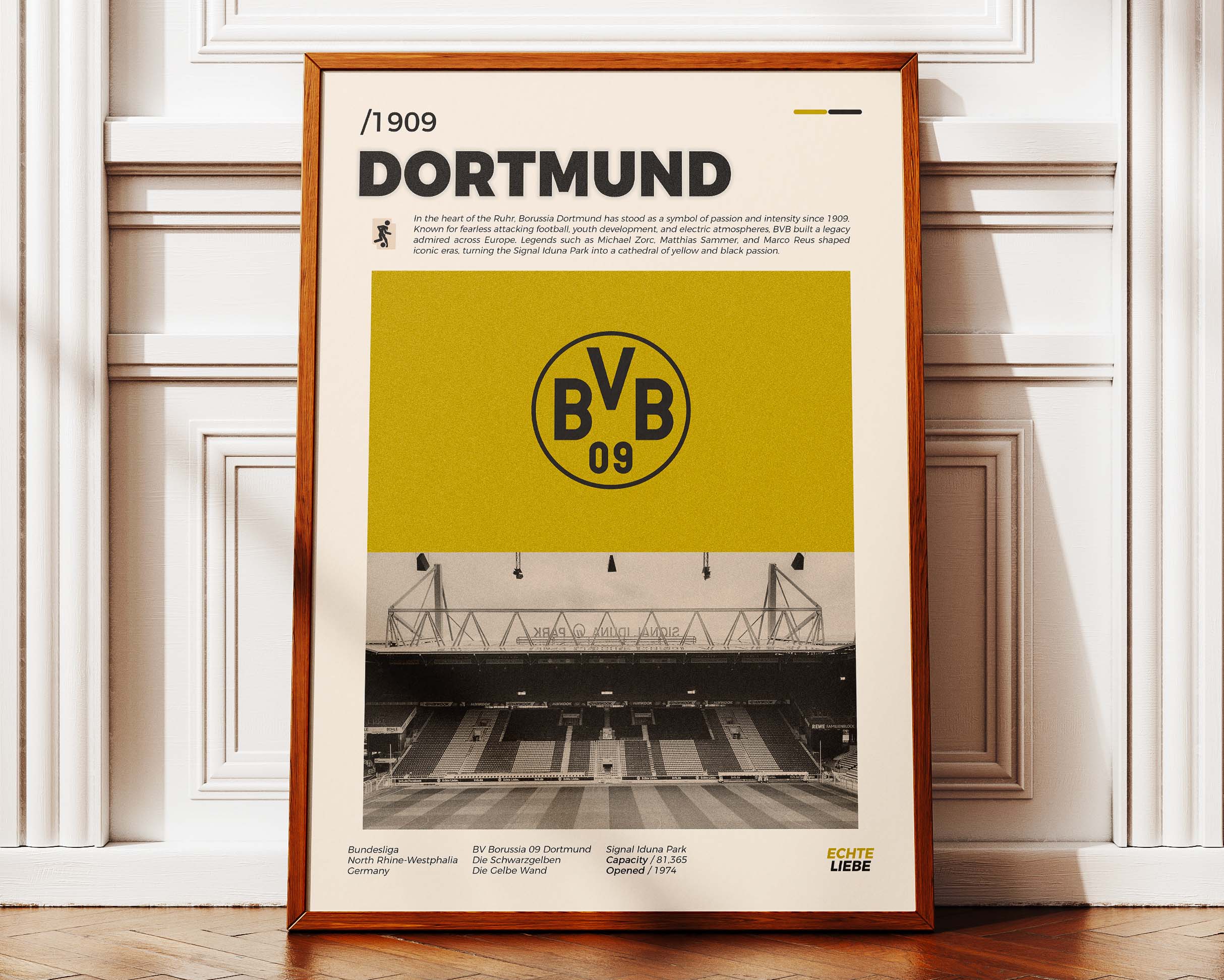 Poster minimaliste encadré de Dortmund posé contre un mur bien visible, décoration football allemande.