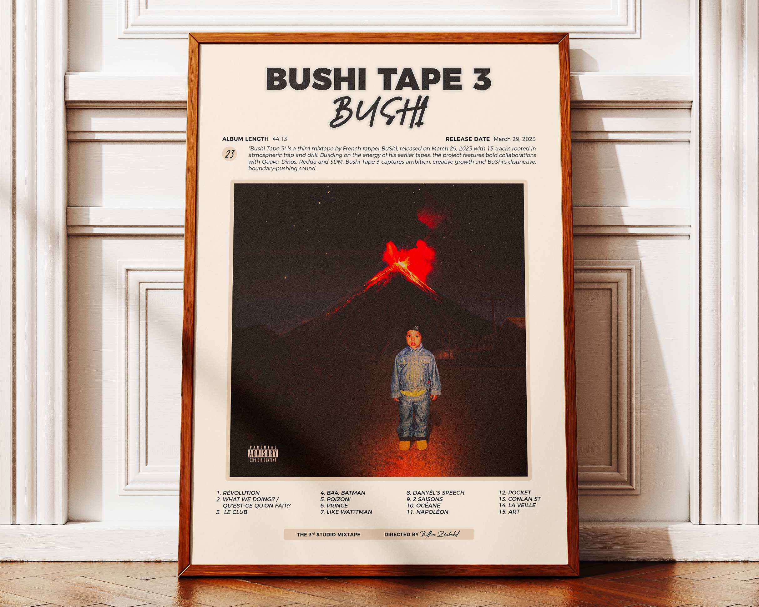 Poster minimaliste encadré de Bushi Tape 3 posé contre un mur bien visible, décoration rap futuriste.