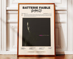 Poster minimaliste encadré de Damso Batterie Faible posé contre un mur bien visible, décoration urbaine sombre.