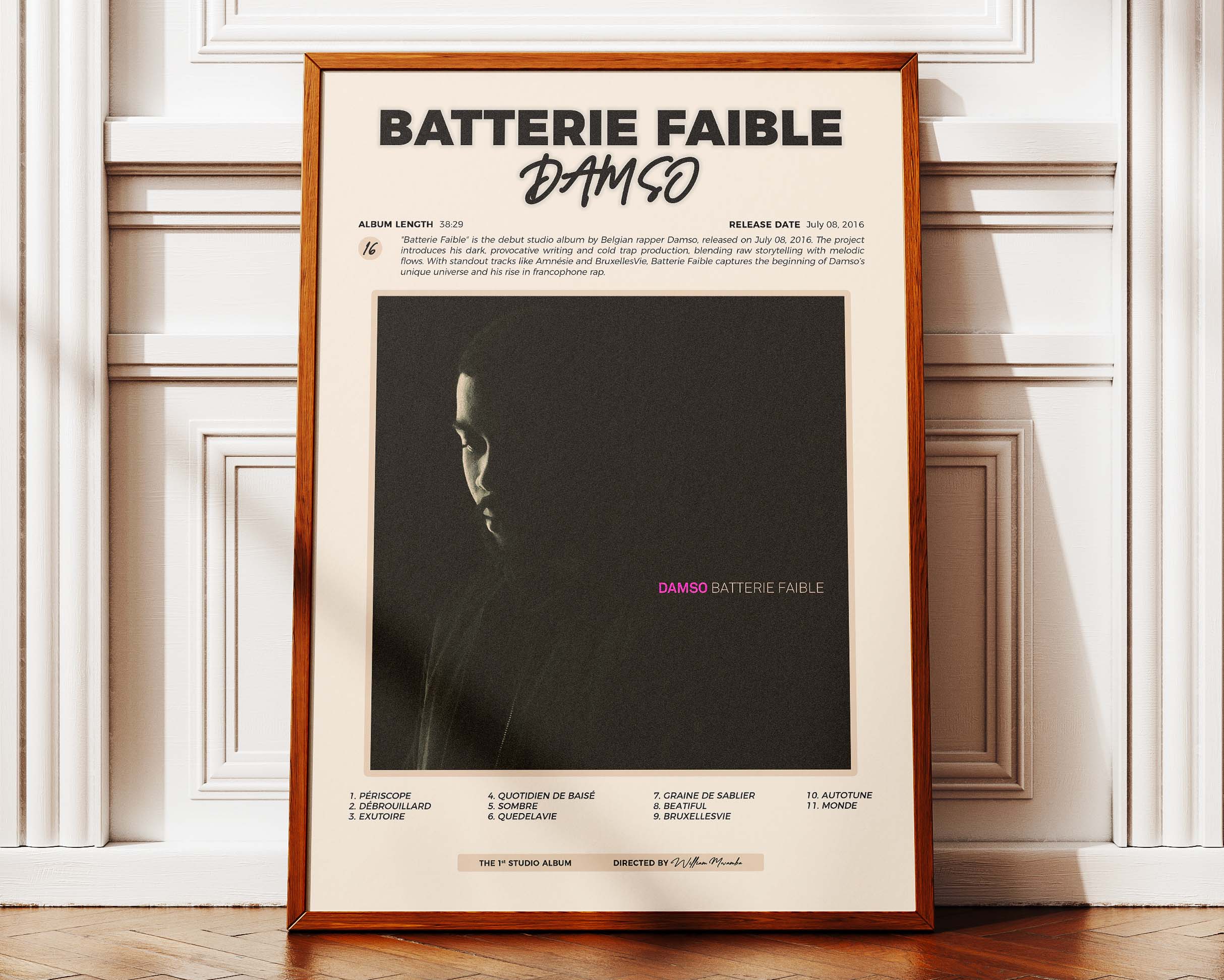 Poster minimaliste encadré de Damso Batterie Faible posé contre un mur bien visible, décoration urbaine sombre.