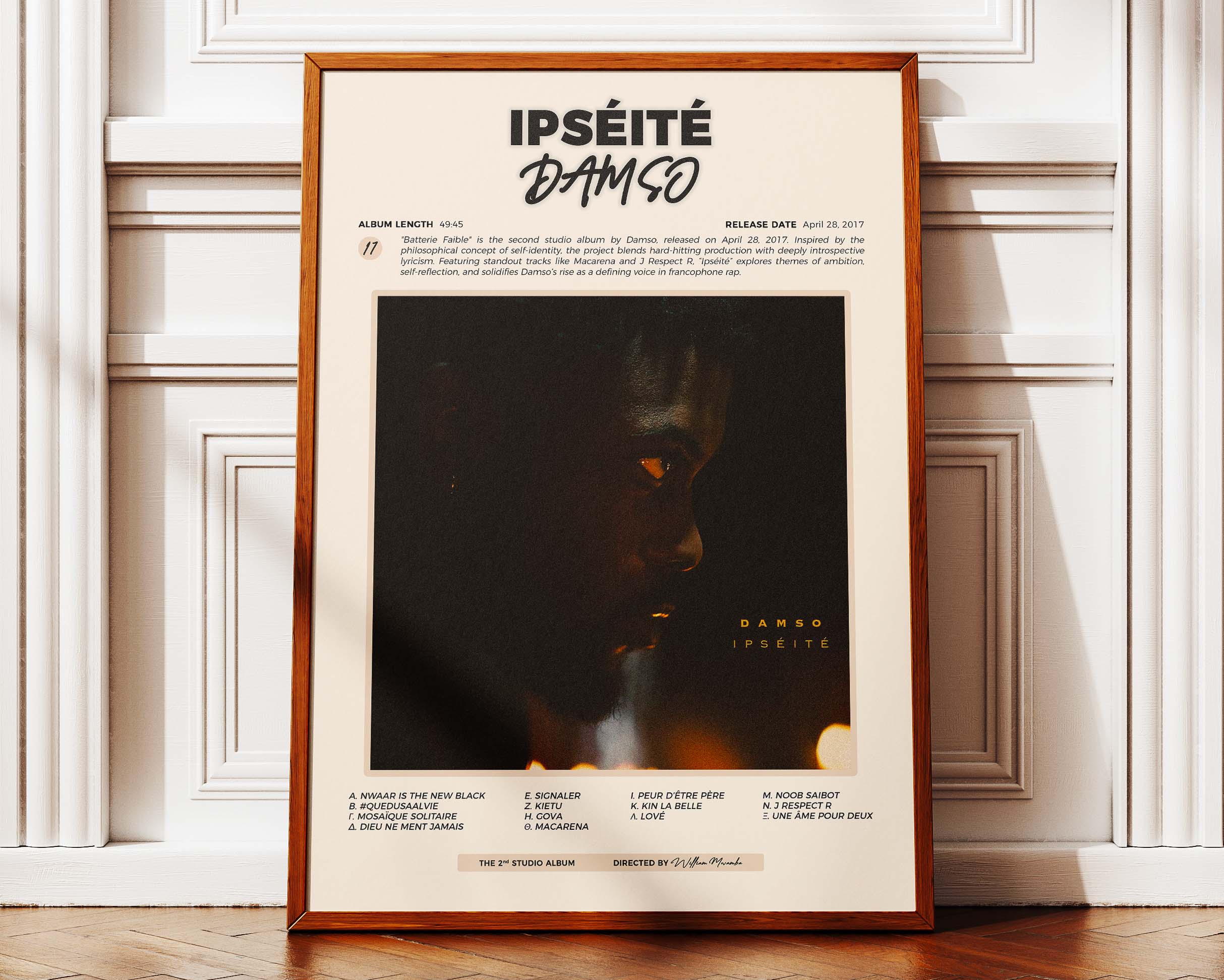 Poster minimaliste encadré de Damso Ipséité posé contre un mur bien visible, décoration urbaine moderne.