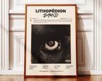 Poster minimaliste encadré de Damso Lithopedion posé contre un mur bien visible, décoration moderne et sombre.