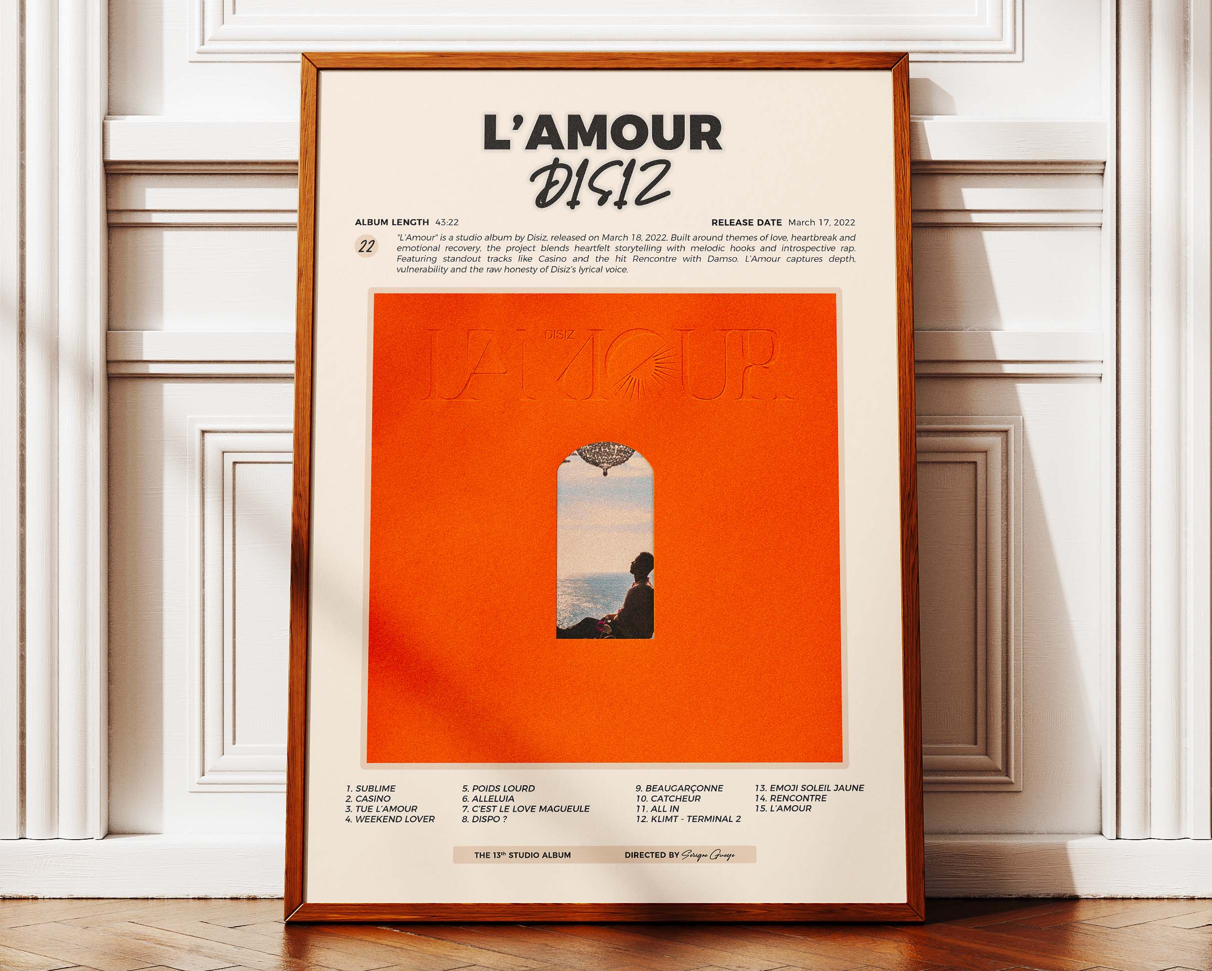 Poster minimaliste encadré de Disiz L'Amour posé contre un mur bien visible, décoration urbaine moderne.