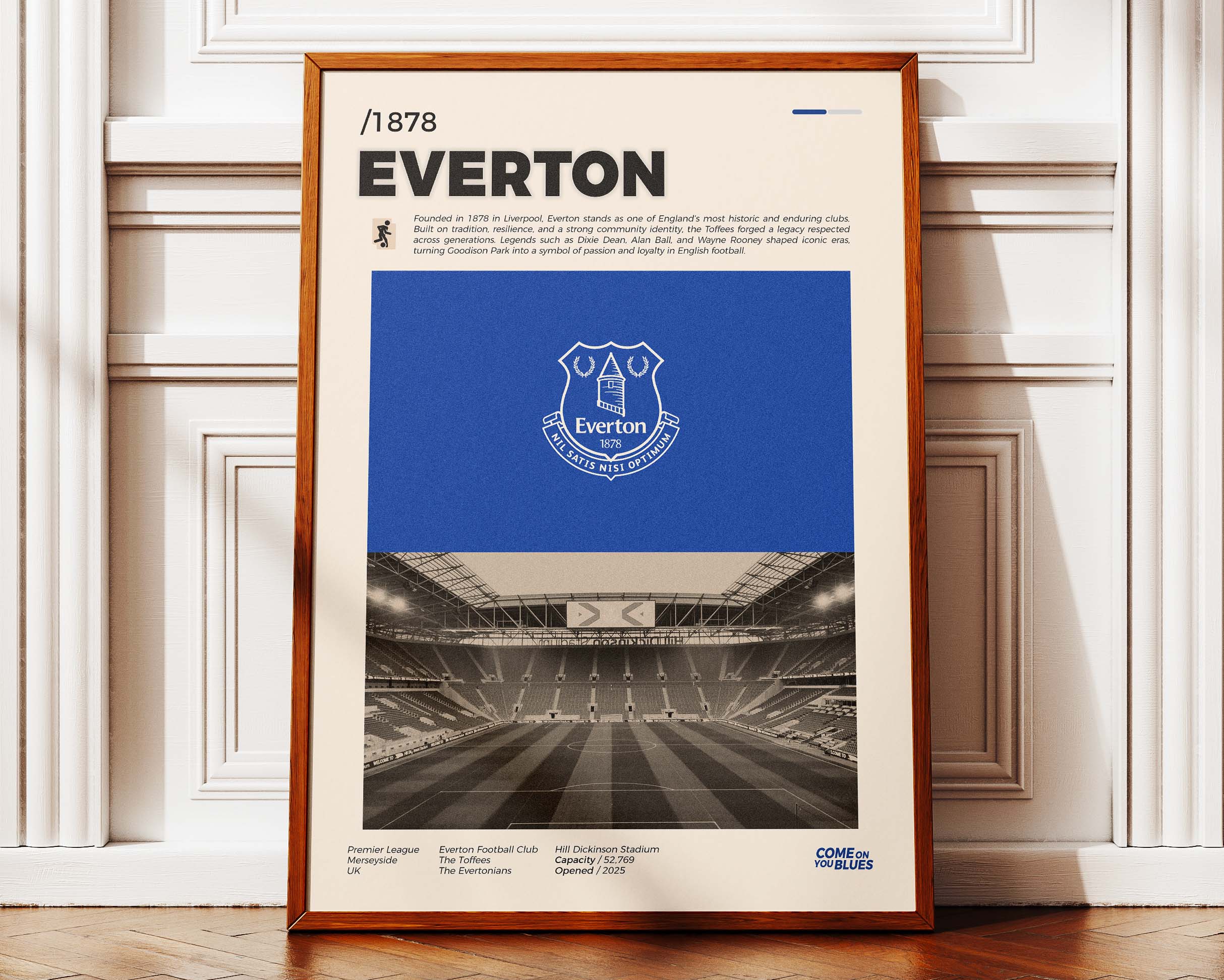 Poster minimaliste encadré d'Everton posé contre un mur bien visible, décoration football de Premier League.