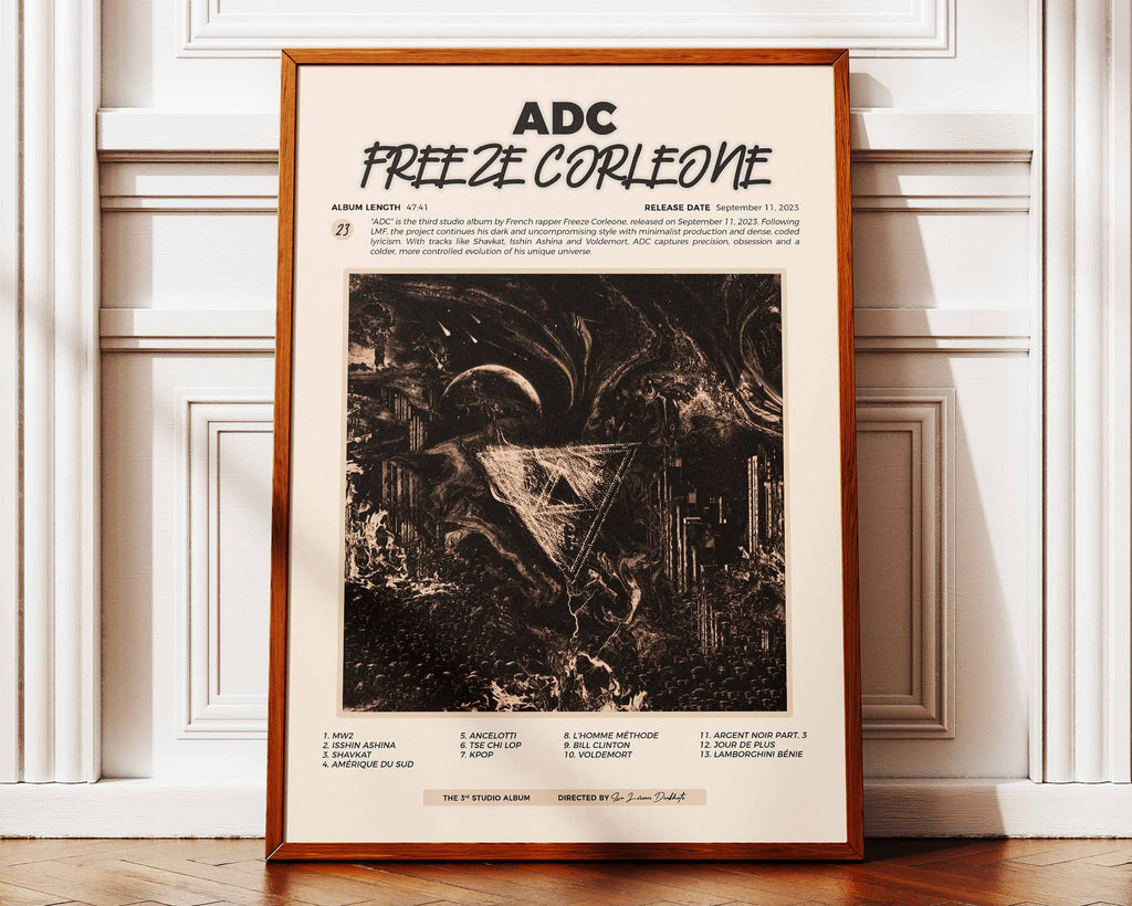 Poster minimaliste encadré de Freeze Corleone ADC posé contre un mur bien visible, décoration rap sombre.