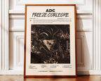 Poster minimaliste encadré de Freeze Corleone ADC posé contre un mur bien visible, décoration rap sombre.