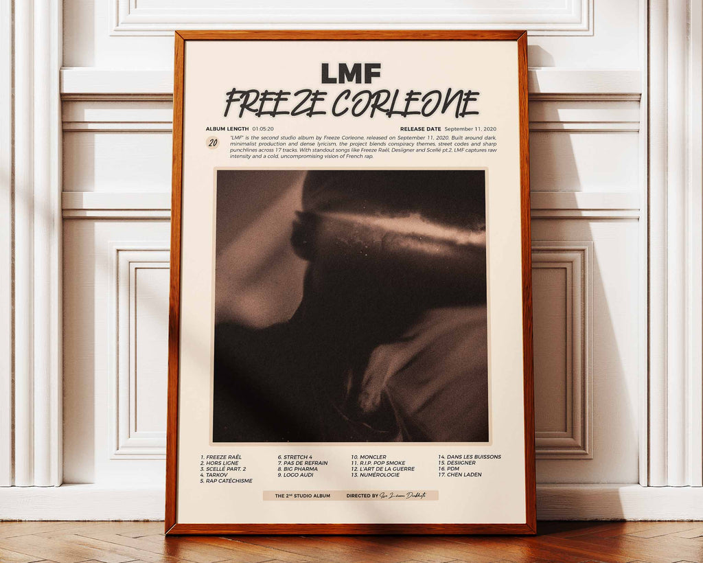 Poster minimaliste encadré de Freeze Corleone LMF posé contre un mur bien visible, décoration rap sombre.