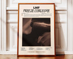 Poster minimaliste encadré de Freeze Corleone LMF posé contre un mur bien visible, décoration rap sombre.