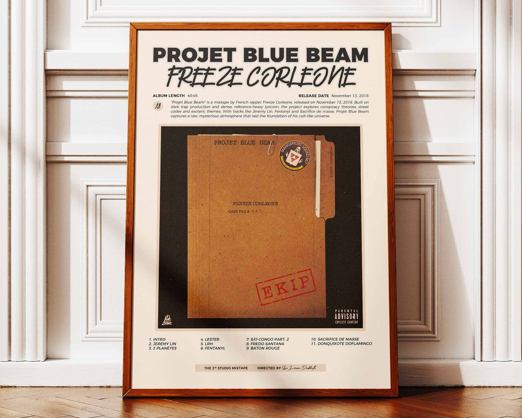 Poster minimaliste encadré de Freeze Corleone Projet Blue Beam posé contre un mur bien visible, décoration rap underground.