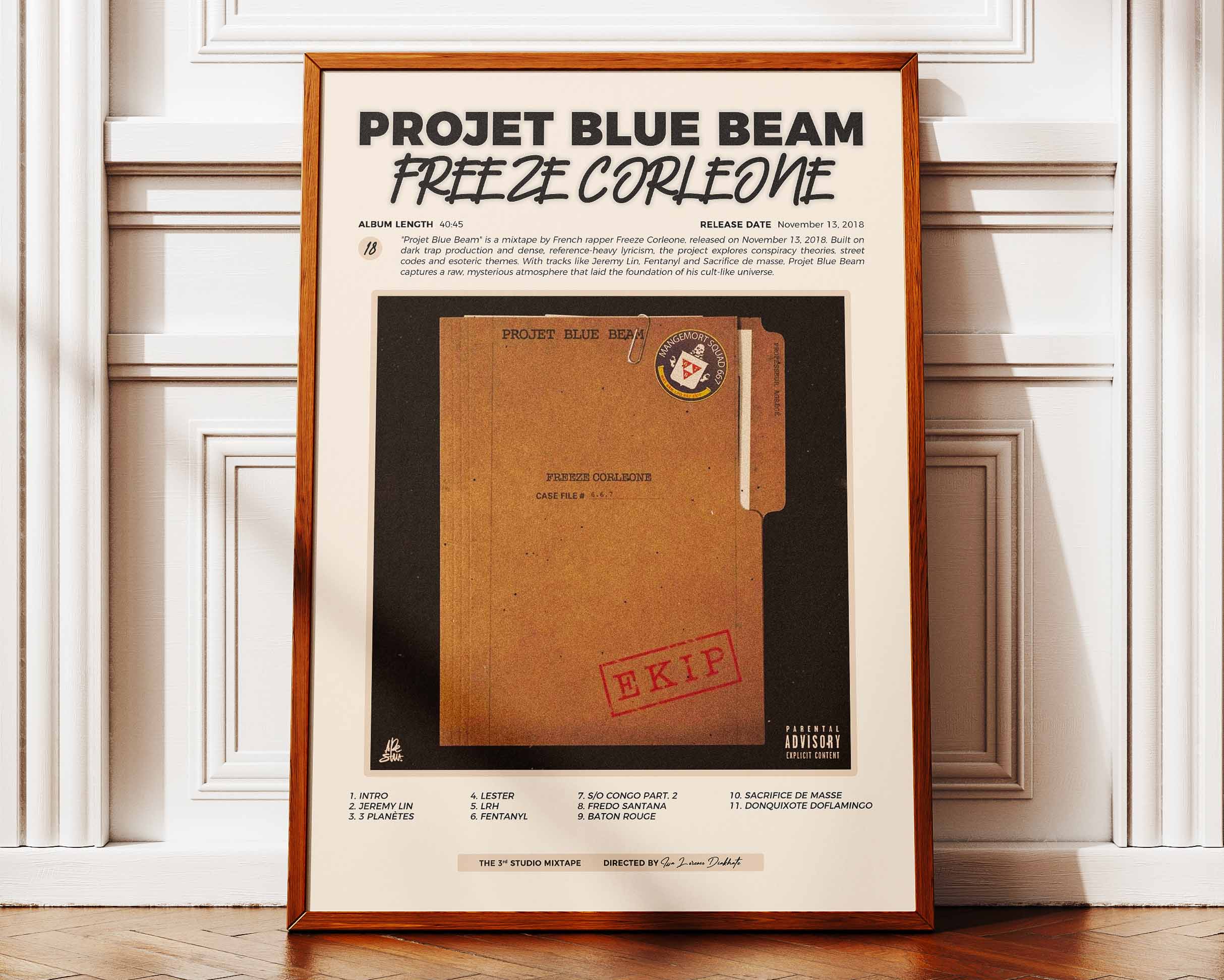 Poster minimaliste encadré de Freeze Corleone Projet Blue Beam posé contre un mur bien visible, décoration rap underground.