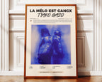 Poster minimaliste encadré de Gazo et Tiakola La Melo est Gangx posé contre un mur bien visible, décoration rap moderne.