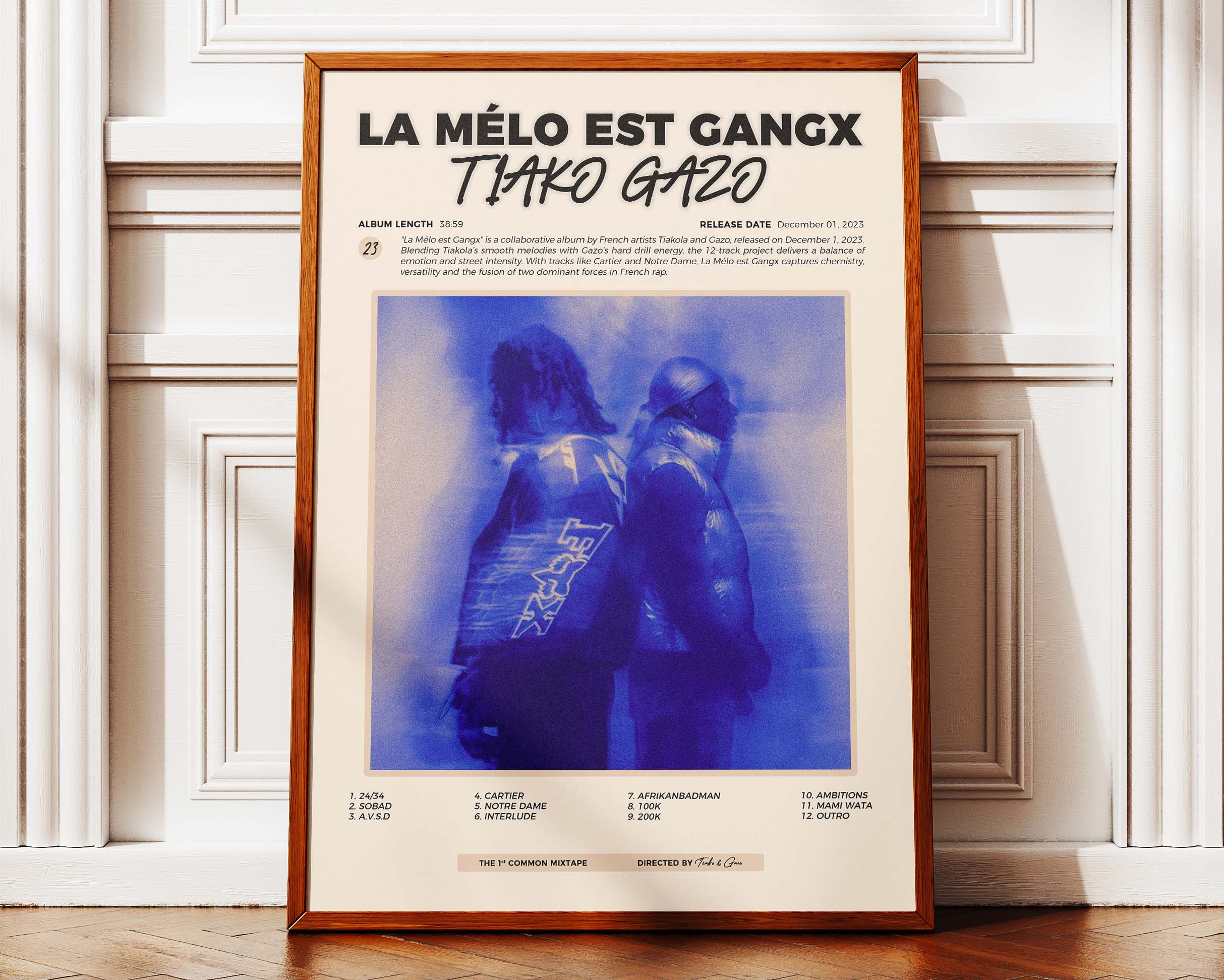 Poster minimaliste encadré de Gazo et Tiakola La Melo est Gangx posé contre un mur bien visible, décoration rap moderne.