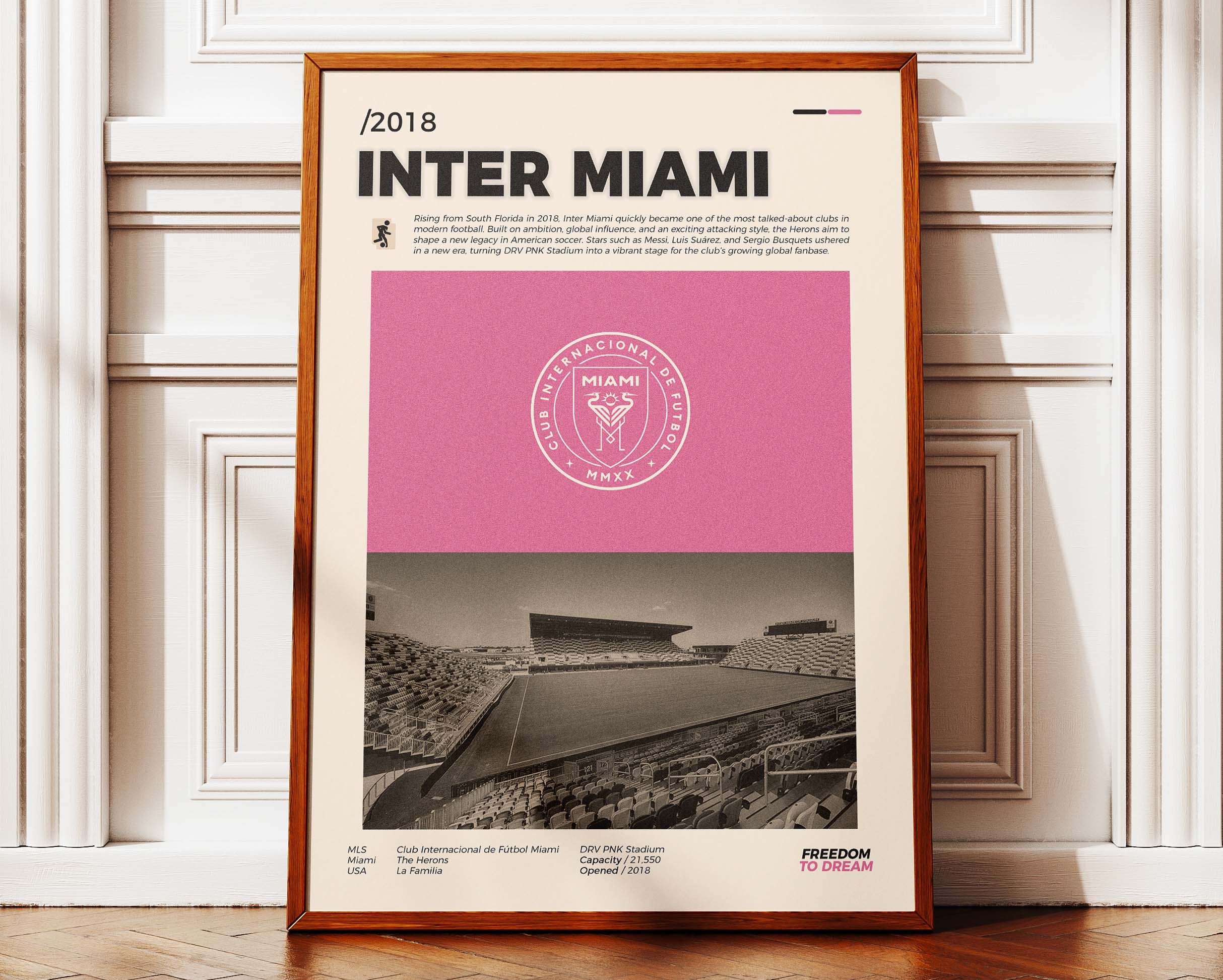 Poster minimaliste de l'affiche Inter Miami posé contre un mur, ambiance Chase Stadium et design moderne.
