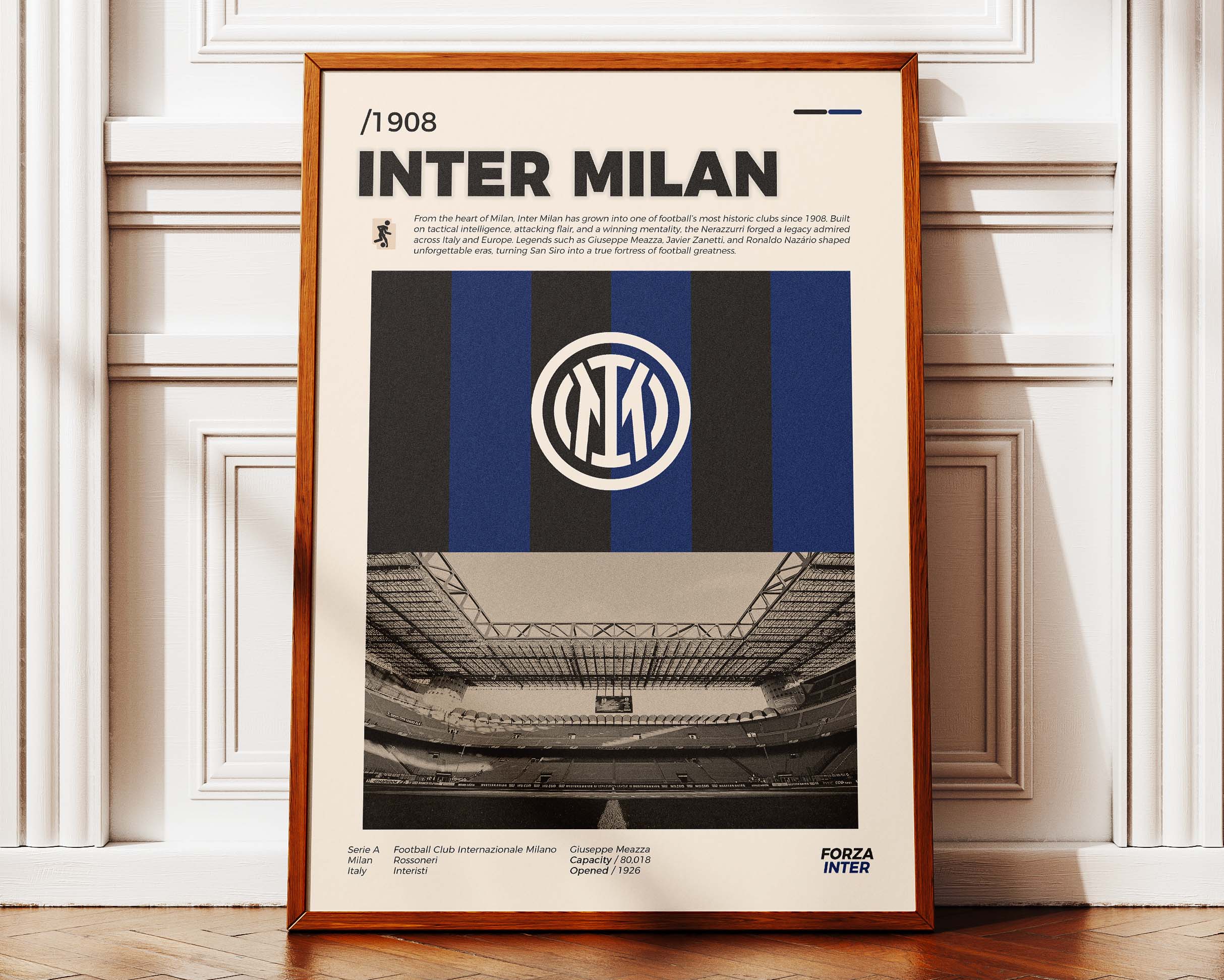 Poster minimaliste encadré de l'Inter Milan posé contre un mur bien visible, décoration football italien.