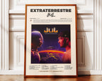 Poster minimaliste encadré de JUL Extraterrestre posé contre un mur bien visible, décoration urbaine moderne.
