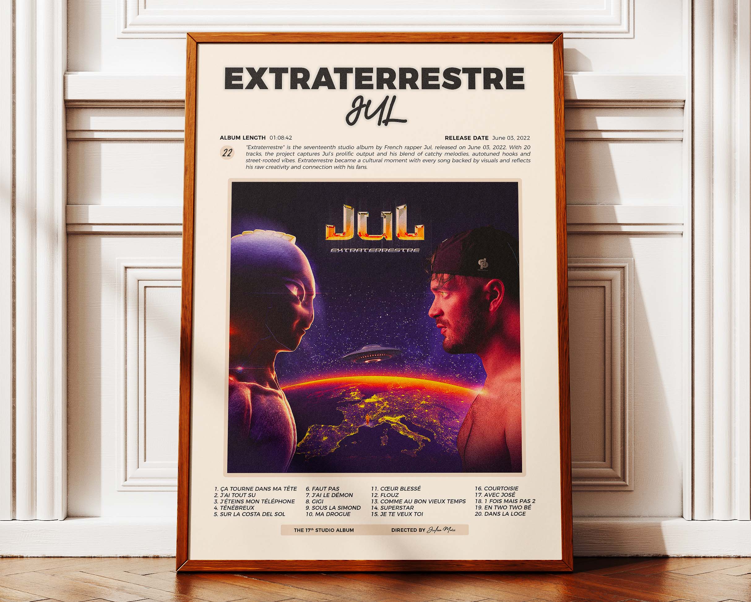 Poster minimaliste encadré de JUL Extraterrestre posé contre un mur bien visible, décoration urbaine moderne.