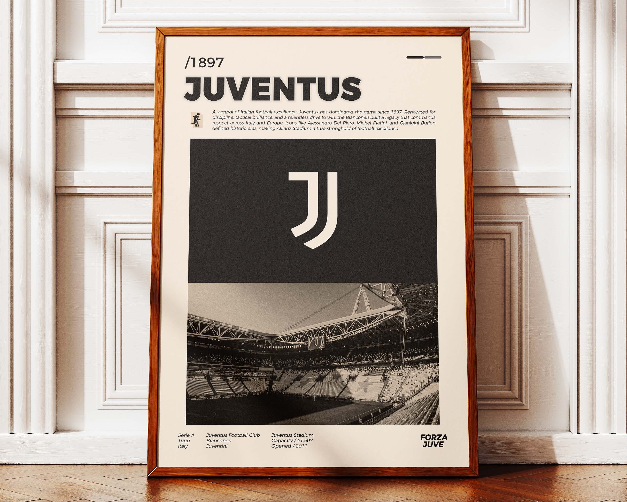Poster minimaliste encadré de la Juventus posé contre un mur bien visible, décoration sportive italienne et moderne.