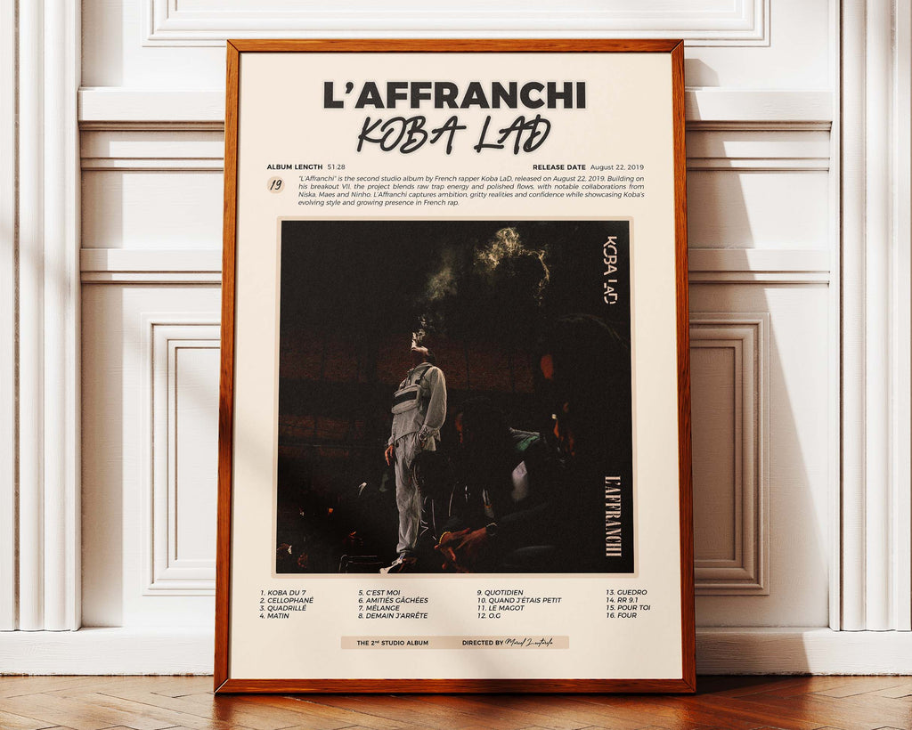 Poster minimaliste encadré de Koba LaD L'Affranchi posé contre un mur bien visible, décoration rap moderne.
