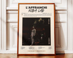 Poster minimaliste encadré de Koba LaD L'Affranchi posé contre un mur bien visible, décoration rap moderne.