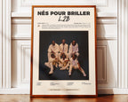 Poster minimaliste encadré de L2B Nes pour briller posé contre un mur bien visible, décoration rap moderne.