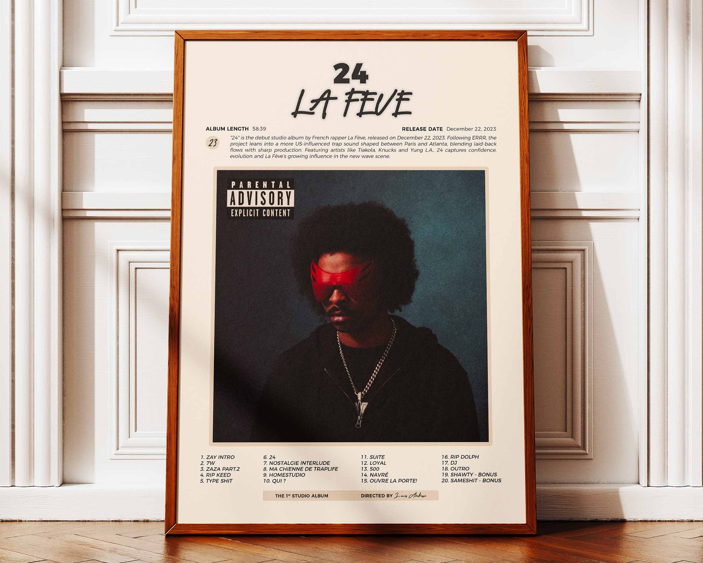 Poster minimaliste encadré de La Feve album 24 posé contre un mur bien visible, décoration rap moderne.