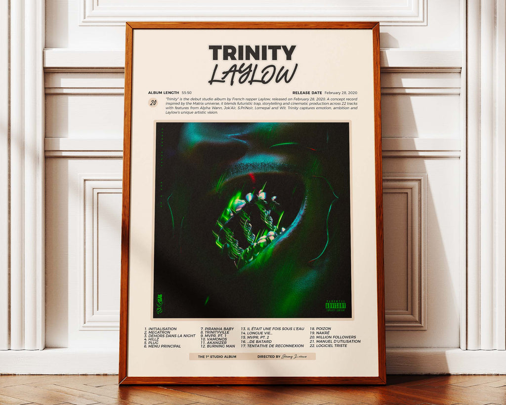 Poster minimaliste encadré de Laylow Trinity posé contre un mur bien visible, décoration urbaine moderne.