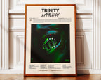 Poster minimaliste encadré de Laylow Trinity posé contre un mur bien visible, décoration urbaine moderne.