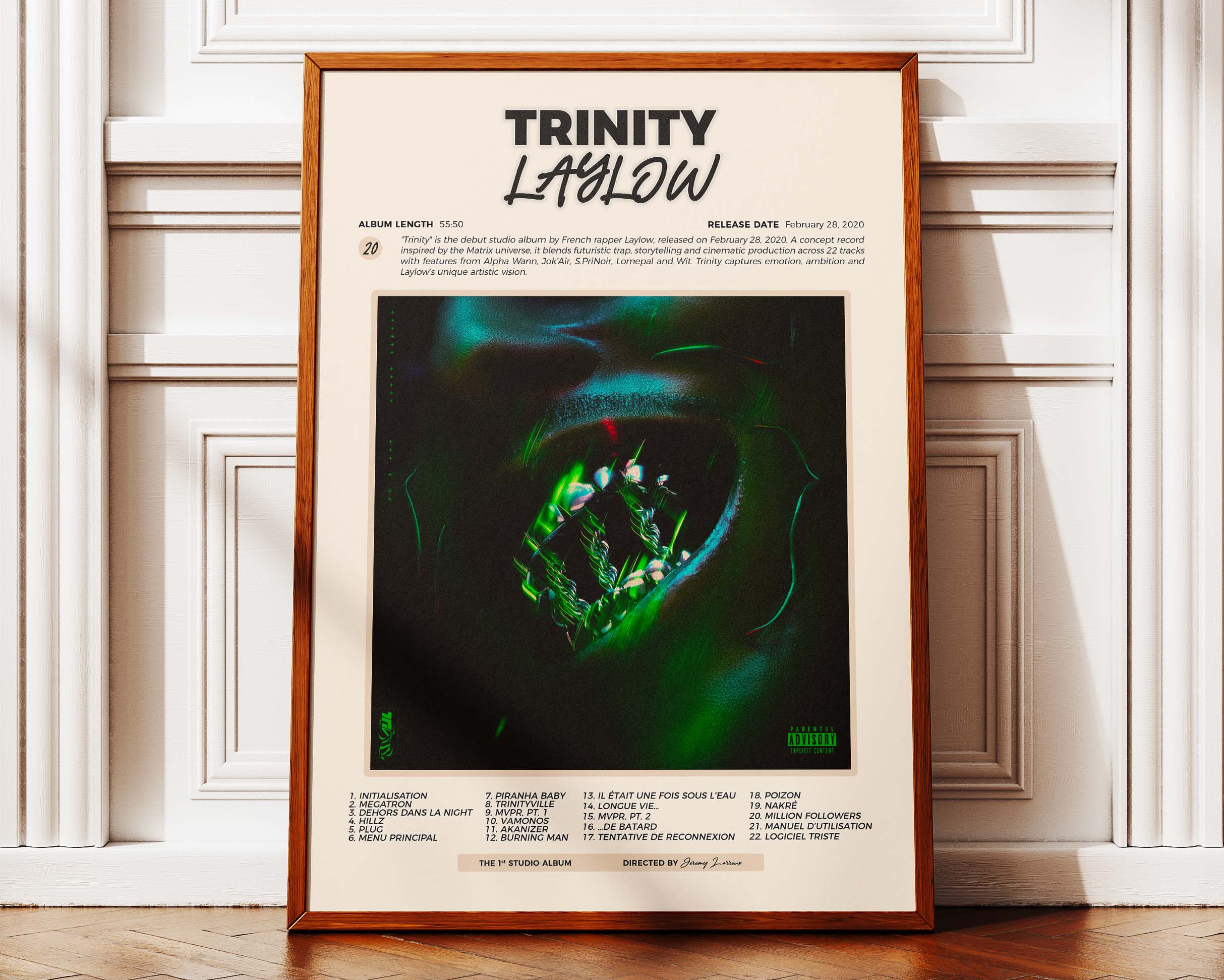 Poster minimaliste encadré de Laylow Trinity posé contre un mur bien visible, décoration urbaine moderne.