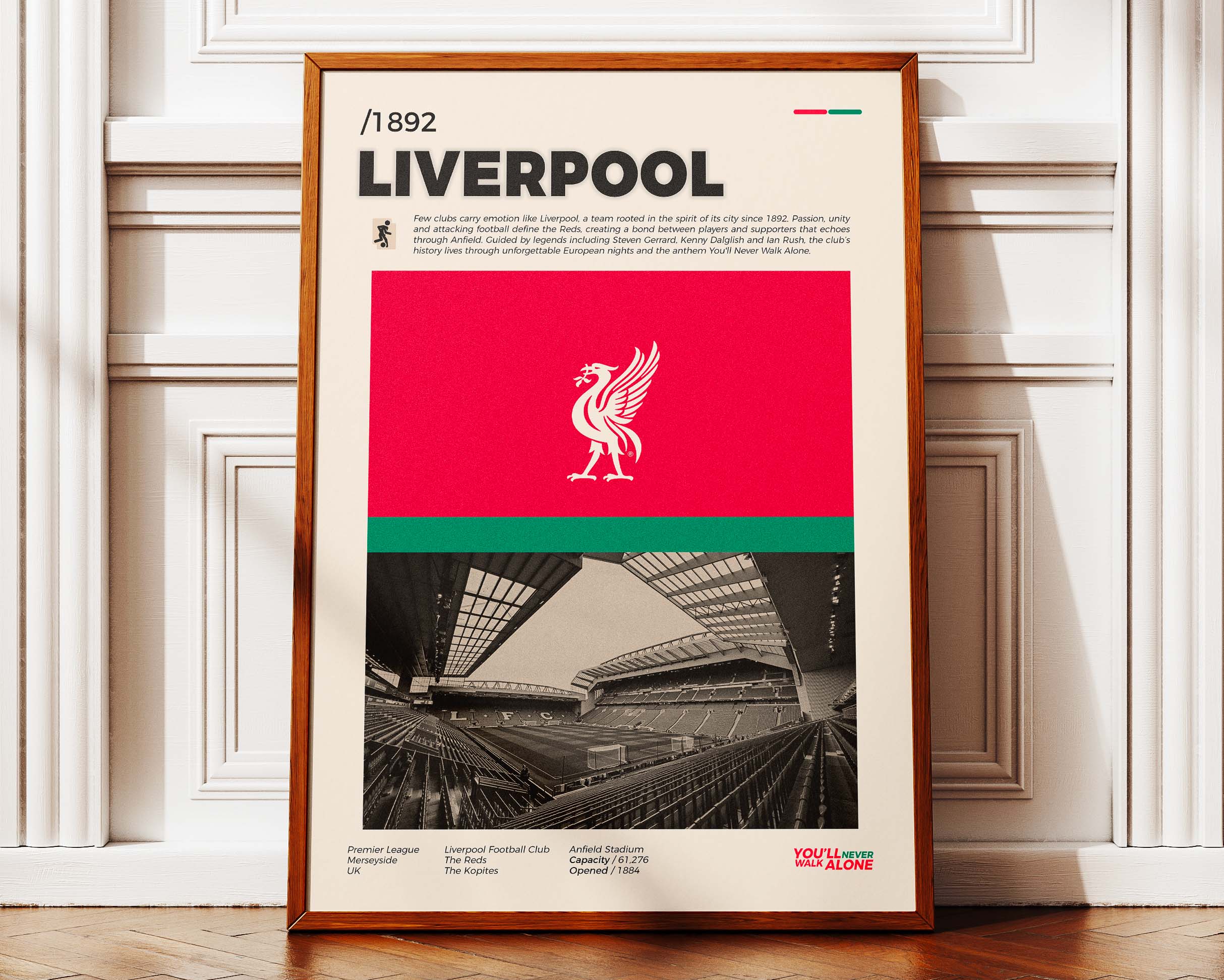 Poster minimaliste de l'affiche Liverpool FC posé contre un mur avec l'esprit d'Anfield, décoration football.