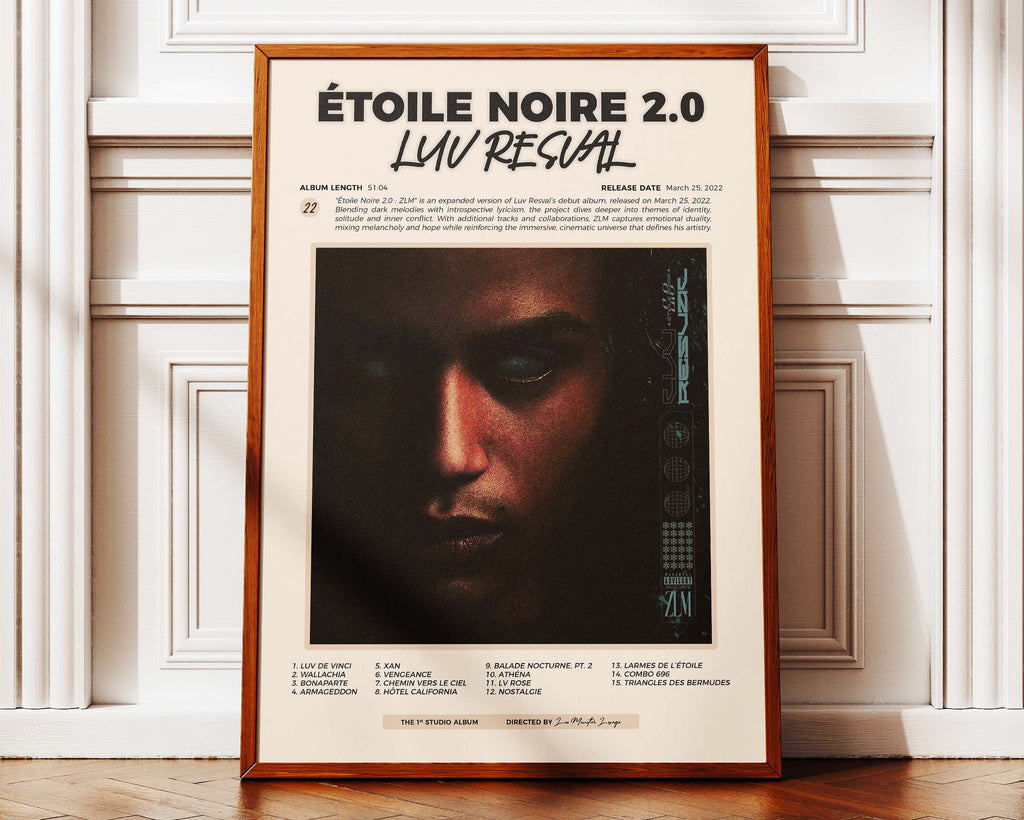 Poster minimaliste encadré de Luv Resval Etoile Noire 2.0 ZLM posé contre un mur bien visible, décoration rap poétique.