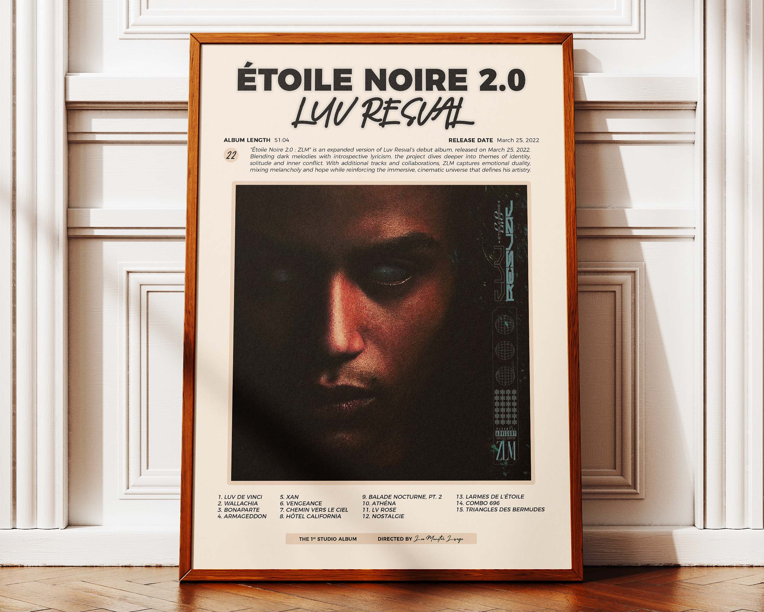 Poster minimaliste encadré de Luv Resval Etoile Noire 2.0 ZLM posé contre un mur bien visible, décoration rap poétique.
